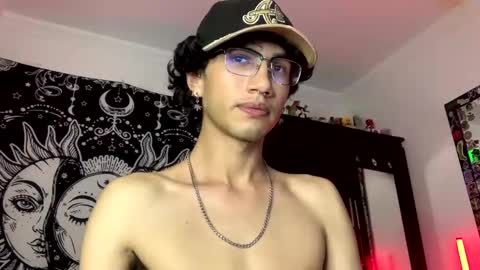 Snapshot of oliver_fast_ chatting on November 19, 6:35 am Oliver fast online show from November 19, 6:35 am