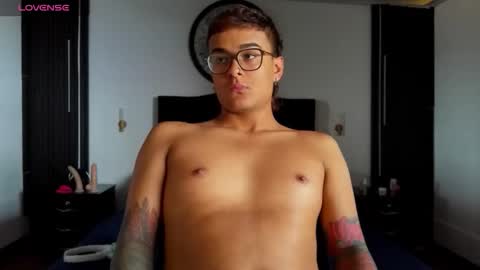 Snapshot of oliver_fuck chatting on February 3, 6:46 pm HansOliver online show from February 3, 6:46 pm