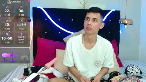 Snapshot of oliver_king_sex chatting on December 12, 5:26 pm Oliver Smith online show from December 12, 5:26 pm