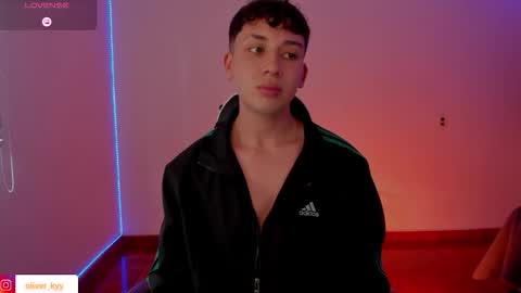 Snapshot of oliver_kyy chatting on November 19, 7:03 pm oliveeer online show from November 19, 7:03 pm