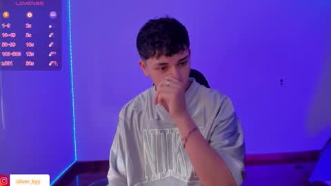 Snapshot of oliver_kyy chatting on December 13, 7:53 pm oliveeer online show from December 13, 7:53 pm