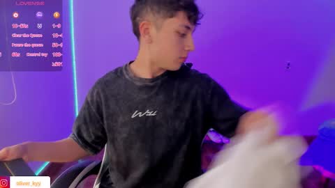 Snapshot of oliver_kyy chatting on December 16, 7:08 pm oliveeer online show from December 16, 7:08 pm