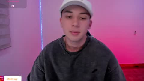 Snapshot of oliver_kyy chatting on May 15, 2:18 am oliveeer online show from May 15, 2:18 am