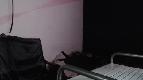 Snapshot of oliver_laid_2023 chatting on December 14, 3:18 am oliver_laid_2023 online show from December 14, 3:18 am