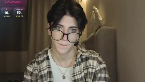 Snapshot of oliver_star_boy chatting on January 18, 5:17 pm oliver online show from January 18, 5:17 pm