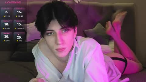 Snapshot of oliver_star_boy chatting on February 1, 8:40 pm oliver online show from February 1, 8:40 pm