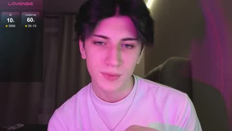 Snapshot of oliver_star_boy chatting on February 3, 11:10 pm oliver online show from February 3, 11:10 pm