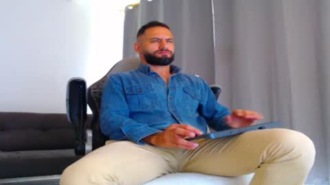 oliver online show from November 14, 3:00 pm