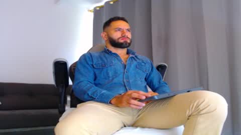 oliver online show from December 2, 12:10 pm