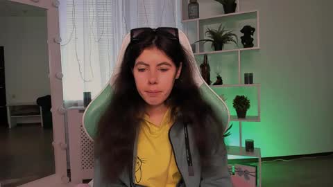 olivia__low online show from May 1, 5:56 am