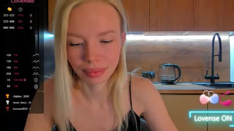 Snapshot of olivia_bells chatting on April 10, 10:14 pm Olivia 3 online show from April 10, 10:14 pm
