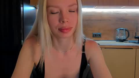 Snapshot of olivia_bells chatting on May 8, 9:20 pm Olivia 3 online show from May 8, 9:20 pm