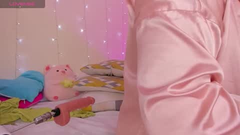 Snapshot of olivia_s19 chatting on February 3, 6:22 am olivia_s19 online show from February 3, 6:22 am