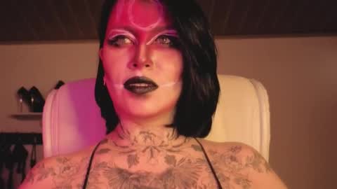   online show from November 6, 1:34 pm