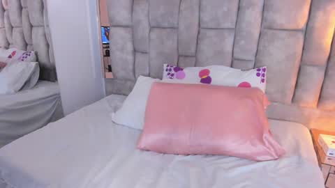 Snapshot of oliviaa_evans chatting on December 17, 4:01 am Olivia Evangelista online show from December 17, 4:01 am