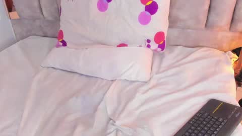 Olivia Evangelista online show from December 24, 8:11 am