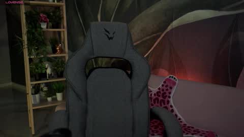 Snapshot of oliviamcclean chatting on October 8, 1:03 am Liv online show from October 8, 1:03 am