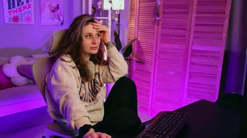 Snapshot of oliviamcclean chatting on October 31, 9:10 am Liv online show from October 31, 9:10 am