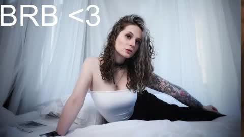 Snapshot of oliviamcclean chatting on November 19, 2:22 am Liv online show from November 19, 2:22 am