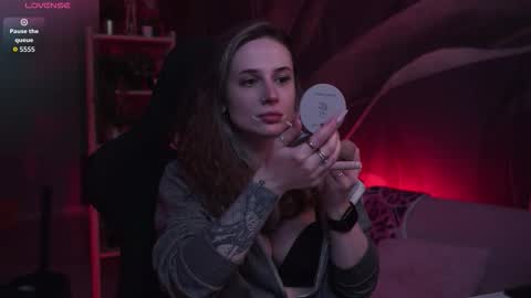 Snapshot of oliviamcclean chatting on November 22, 6:23 am Liv online show from November 22, 6:23 am