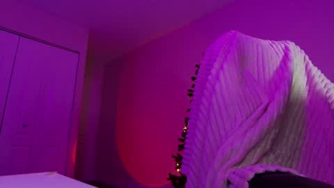 Snapshot of oliviaowens chatting on December 3, 9:33 am Olivia Owens online show from December 3, 9:33 am