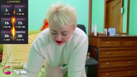 oliviaparadise online show from November 11, 2:22 am