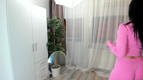 Snapshot of oliviarimes chatting on December 2, 7:14 am Alina online show from December 2, 7:14 am