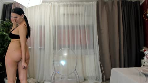 Snapshot of oliviarimes chatting on February 3, 1:19 pm Alina online show from February 3, 1:19 pm