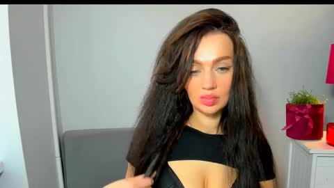 OliviaWomen online show from March 10, 11:15 am