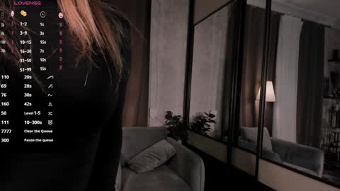 Snapshot of one_1ove chatting on October 10, 6:23 am Ana online show from October 10, 6:23 am