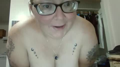 Snapshot of onedaffodil84 chatting on December 31, 7:10 am Pixie online show from December 31, 7:10 am