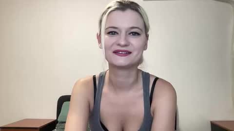 Snapshot of onika_cox chatting on October 2, 9:44 pm Onika online show from October 2, 9:44 pm
