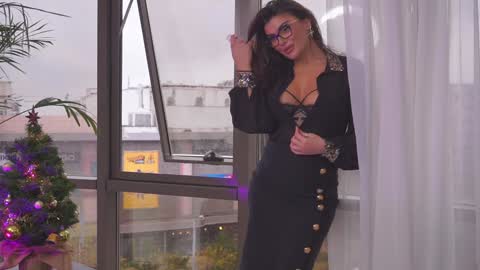 Nicolle online show from December 10, 8:40 am