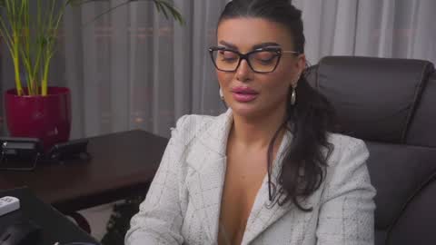 Nicolle online show from December 13, 3:54 pm