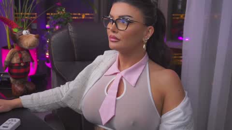 Nicolle online show from December 13, 6:59 pm
