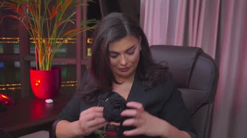 Nicolle online show from January 8, 4:44 pm