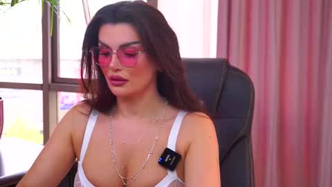 Nicolle online show from October 6, 10:34 am