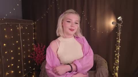 Snapshot of oopsiebegentle chatting on February 19, 4:58 pm Annie online show from February 19, 4:58 pm