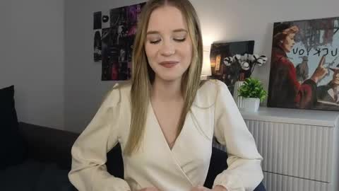 Snapshot of orasaro chatting on January 24, 1:56 am Emma online show from January 24, 1:56 am