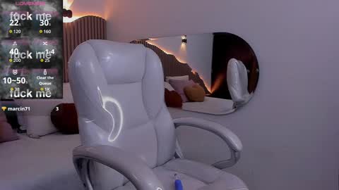 Snapshot of oriana_long chatting on November 12, 4:46 am O R I online show from November 12, 4:46 am