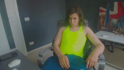 Snapshot of oscarwills chatting on June 2, 12:40 pm OscarWills online show from June 2, 12:40 pm