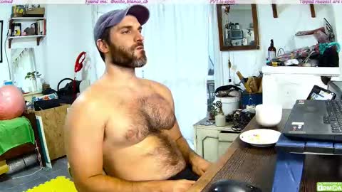 Snapshot of osito_blanco chatting on February 5, 10:58 pm Osito Blanco online show from February 5, 10:58 pm
