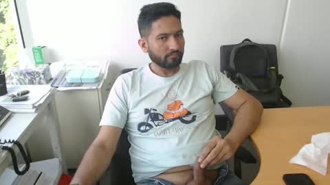 Snapshot of outdoornakedguy11_007 chatting on December 5, 9:50 pm outdoornakedguy11_007 online show from December 5, 9:50 pm