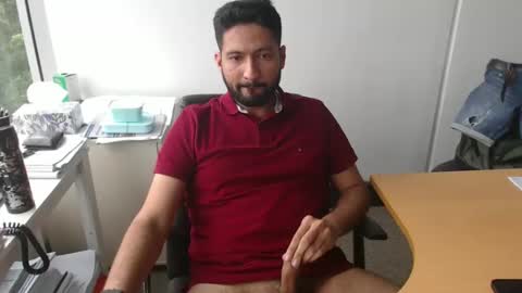 Snapshot of outdoornakedguy11_007 chatting on December 10, 6:11 am outdoornakedguy11_007 online show from December 10, 6:11 am