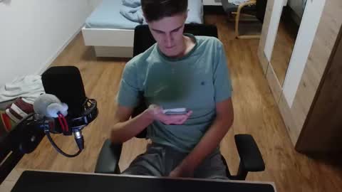 Snapshot of overkneebabe chatting on December 15, 9:52 pm OverkneeBabe online show from December 15, 9:52 pm