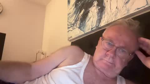 Snapshot of ozhairybearxxxx chatting on December 9, 10:32 am ozhairybearxxxx online show from December 9, 10:32 am