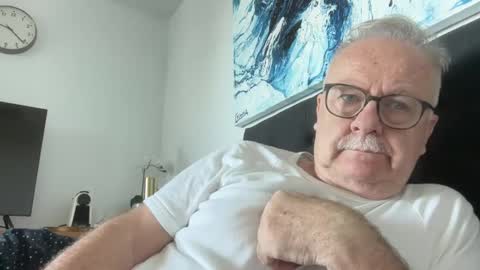 Snapshot of ozhairybearxxxx chatting on December 19, 10:21 pm ozhairybearxxxx online show from December 19, 10:21 pm