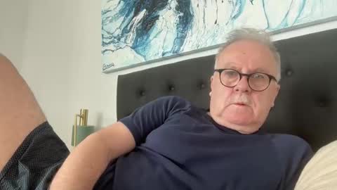 ozhairybearxxxx online show from February 15, 1:02 am