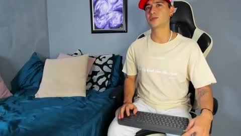 Snapshot of p_jhon chatting on June 21, 1:30 am P online show from June 21, 1:30 am