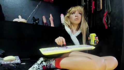 Snapshot of palomawells chatting on December 14, 6:24 am Paloma online show from December 14, 6:24 am